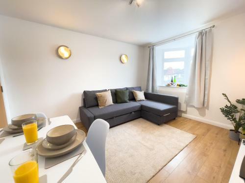 Spacious Contractor Flat For Large Groups - Private Parking By Tailored Apartments
