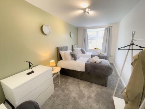 Spacious Contractor Flat For Large Groups - Private Parking By Tailored Apartments