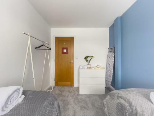 Spacious Contractor Flat For Large Groups - Private Parking By Tailored Apartments