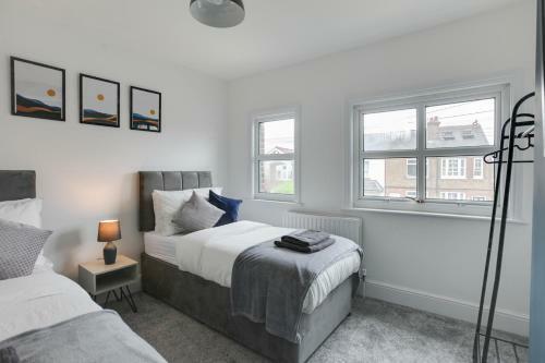 Spacious Three Bed Central Chelmsford House - Free Parking & Wifi
