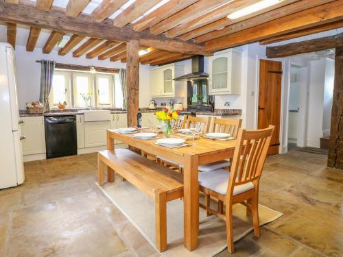 Woodthorpe Cruck Cottage