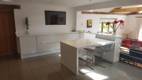 Prestwick Oak - Open Plan 2 Double Ensuite Rural Oak Framed House Sleeps 4 Plus Aonb