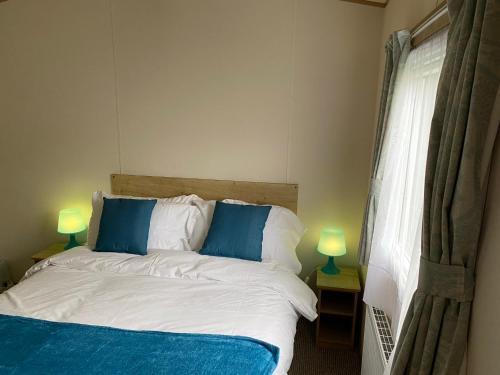5 Mins Walk To Beach. 3 Bedroom Caravan. Sleeps 8