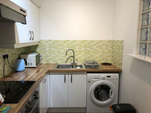 Stylish Apartment With Secure Parking Close To City