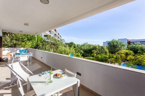 Luxurious And Bright Marina Village Apartment