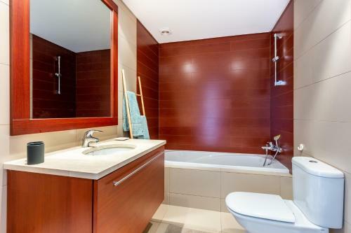 Luxurious And Bright Marina Village Apartment