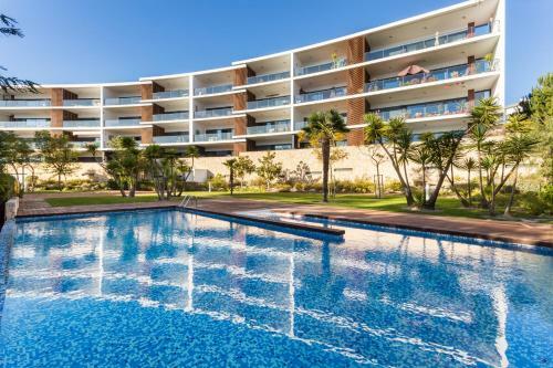 Luxurious And Bright Marina Village Apartment