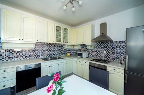Sunny Apartment Nikola Near Airport Split