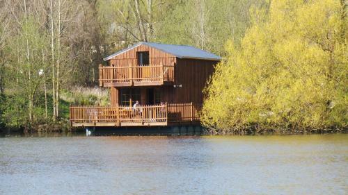 Cabanes Flottantes Et G�tes Au Fil De L'eau