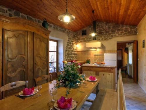 G�te Essertines-en-ch�telneuf, 3 Pi�ces, 6 Personnes - Fr-1-496-16
