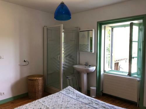 Large 100 Year Old House In Lovely Walking Area