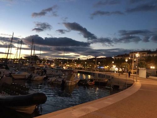 Apartamento Fr�jus Plage Komfortable Ferienwohnung Meerblick