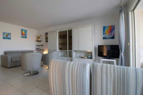 Apartment With Balcony And View On The Port