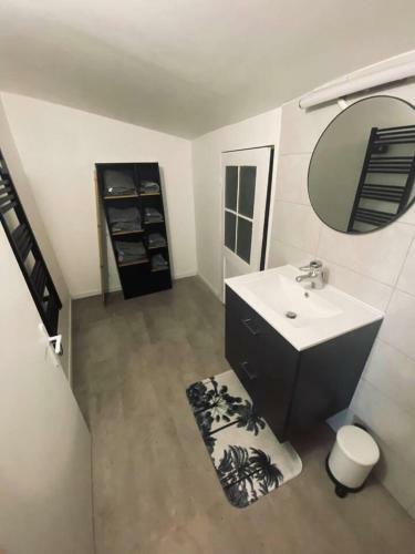Stunning Cozy Bay View Apartment In Frejus