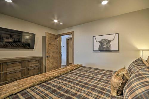 Modern Townhome With Rooftop Deck And Hot Tub!