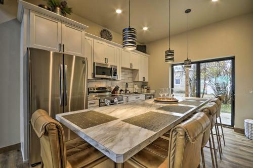 Modern Townhome With Rooftop Deck And Hot Tub!