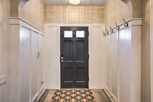Luxe Omaha Home With Yard - 3 Mi To Downtown!