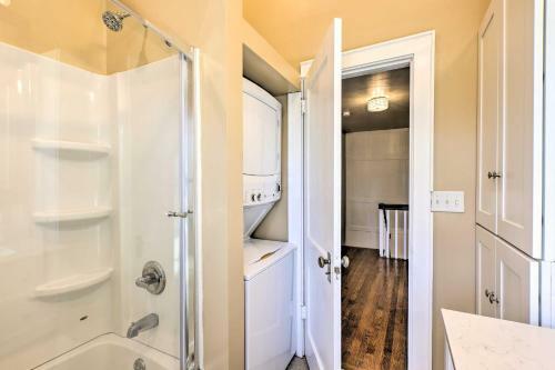 Luxe Omaha Home With Yard - 3 Mi To Downtown!