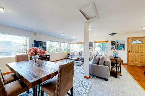 Lake View Chalet