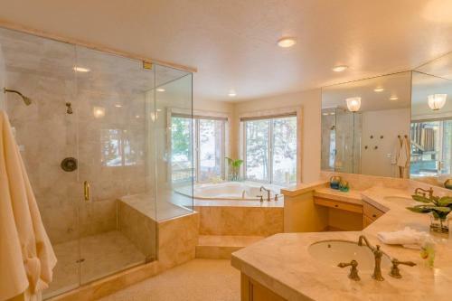 Beautiful 3500sf Lake Tahoe Home W/ Open Layout