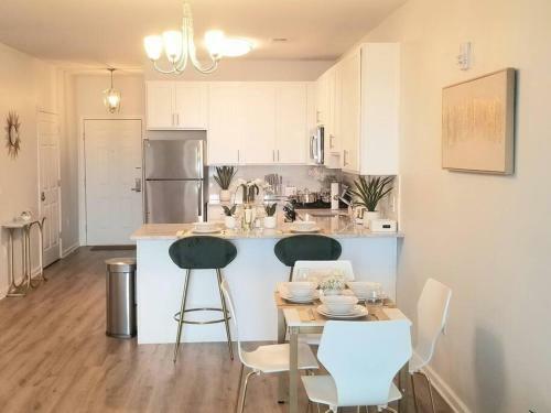 Apartamento *king Bed Ideal For Long Stays W/ Foosball Table!*