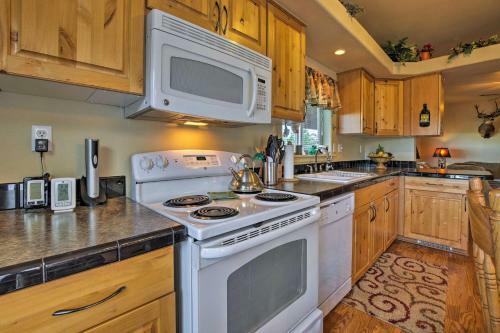 Cozy Ski Cabin With Deck Near Taos Ski Valley!