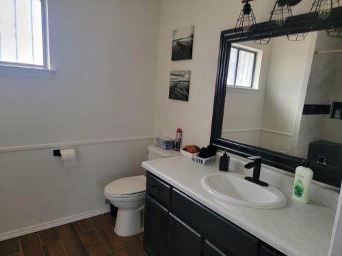 Nice Home Near I10, 4 Bedroom, 9ppl, Westside