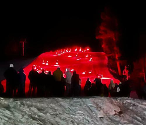 Red River Getaway- Ski In Ski Out, Newly Remodeled