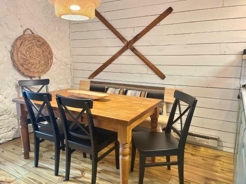 Red River Getaway- Ski In Ski Out, Newly Remodeled