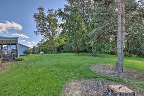 Charming Burdett Home With Grill, Gazebo And Yard