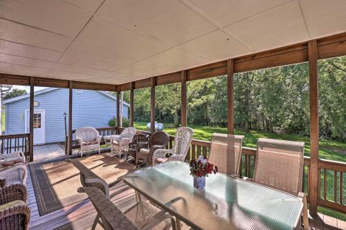 Charming Burdett Home With Grill, Gazebo And Yard