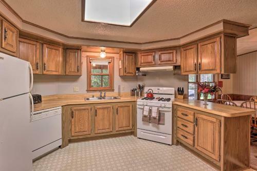 Charming Burdett Home With Grill, Gazebo And Yard