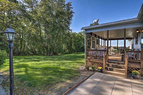 Charming Burdett Home With Grill, Gazebo And Yard