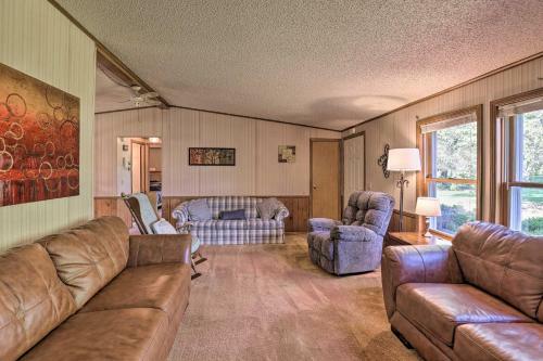 Charming Burdett Home With Grill, Gazebo And Yard