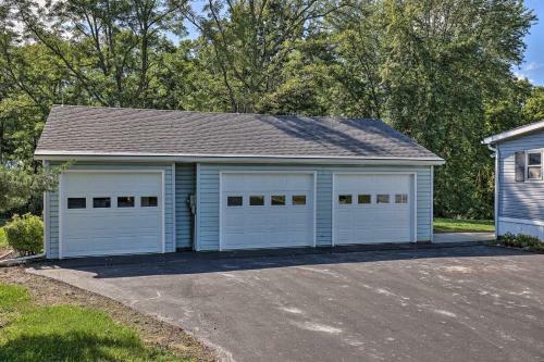 Charming Burdett Home With Grill, Gazebo And Yard