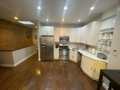 Halsey Manor: Luxurious 2-bedroom Apartment