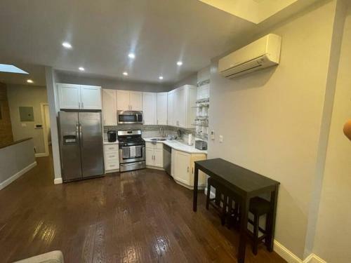 Halsey Manor: Luxurious 2-bedroom Apartment