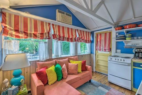 Bright And Colorful East Hampton Home With Patio!