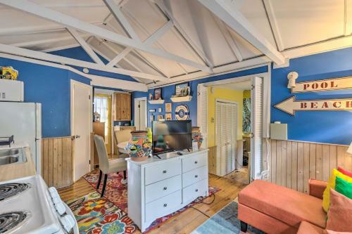 Bright And Colorful East Hampton Home With Patio!