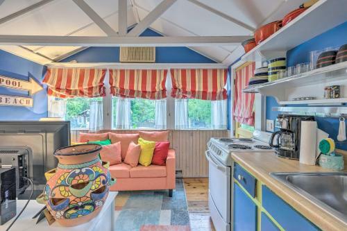 Bright And Colorful East Hampton Home With Patio!