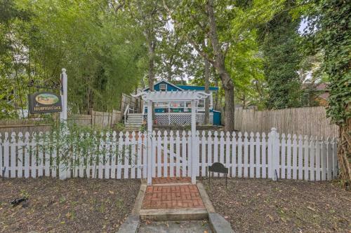 Bright And Colorful East Hampton Home With Patio!
