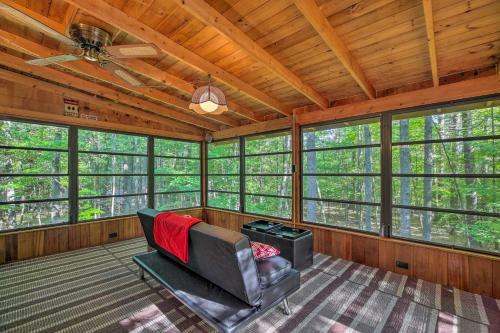 Cozy Adirondacks Cabin Walk To Lake Eaton!