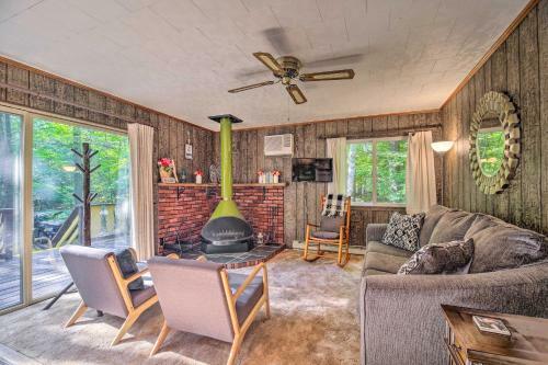 Cozy Adirondacks Cabin Walk To Lake Eaton!