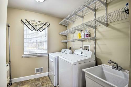 Canandaigua Lake House With Lake View And Fire Pit!