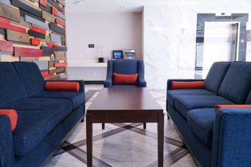 Hotel Lotus Blu Inn & Suites