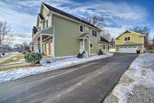 Stunning House With Deck, Game Room And Home Gym!