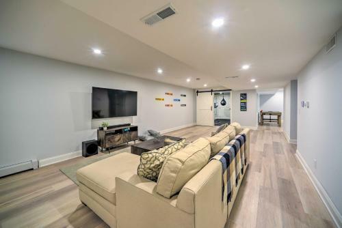 Stunning House With Deck, Game Room And Home Gym!