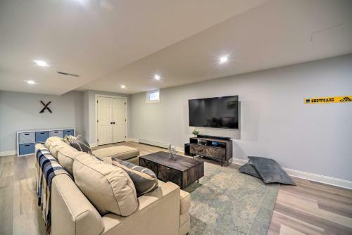 Stunning House With Deck, Game Room And Home Gym!