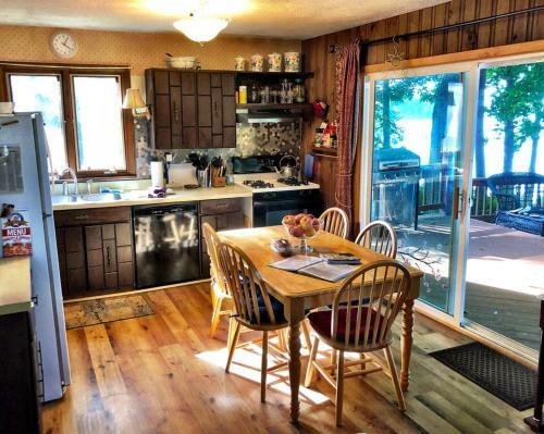 Maple Cottage On Secret Cove In Parkland