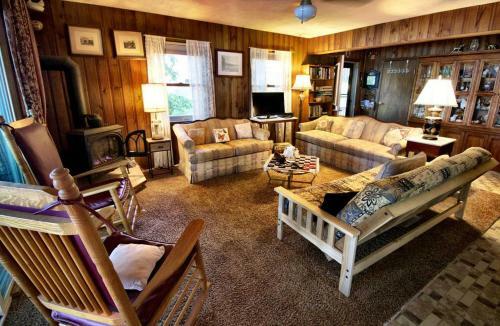 Maple Cottage On Secret Cove In Parkland